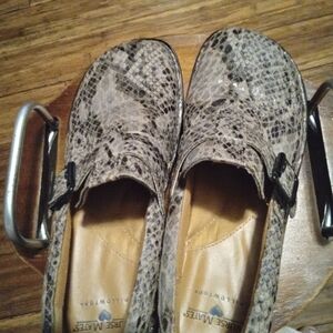 Snakeskin Nurse Mates Pillowtop Gelsey Slip Resistant Comfort shoes Size 8.5
